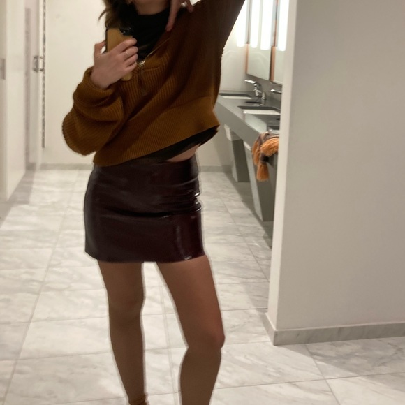 Mini skirt in trendy leather pop of red - Picture 6 of 6